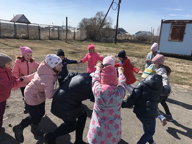 В кругу друзей играть веселей.